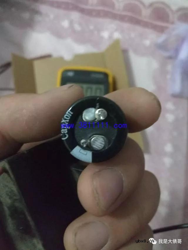 如何区分电容的正负极？怎么用万用表测电容的容量？ 