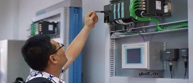 PLC是什么？PLC是以微处理器为基础，综合了计算机技术、自动控制技术和通信技术 