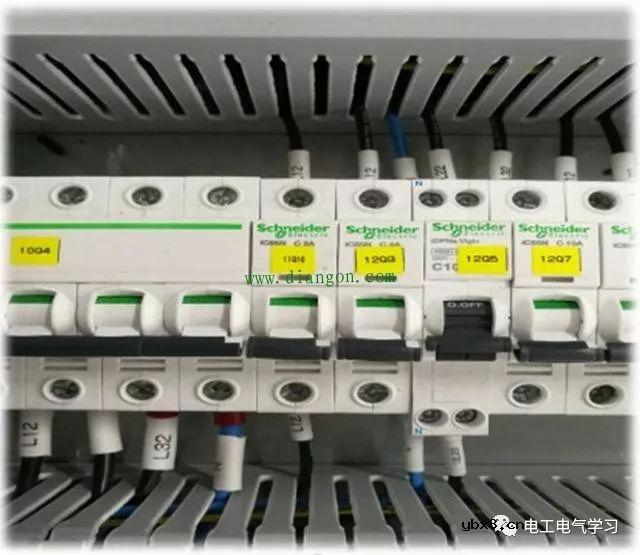 配电箱电工接线规范标准，接线时须强弱电分开走，避免干扰（左强右弱） 