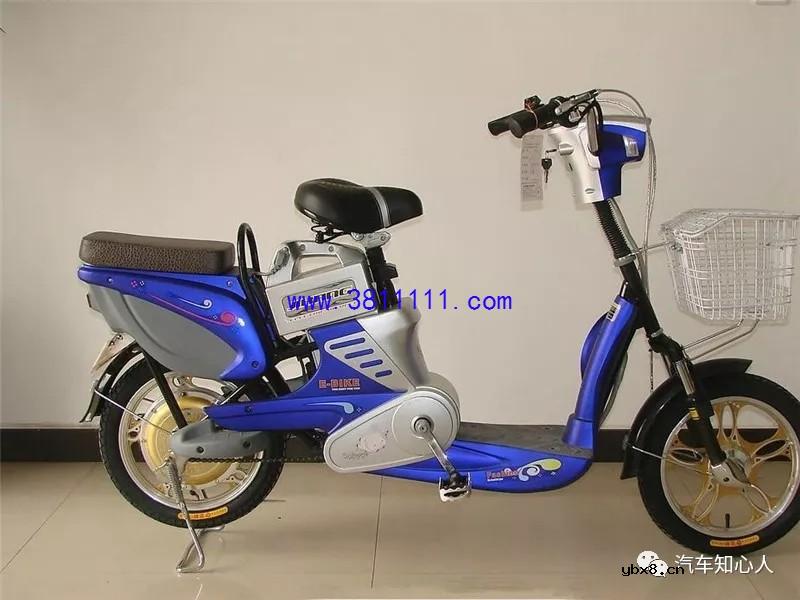 电动车大撑上的小轮子有何用？车主：轮胎没气了用它！ 