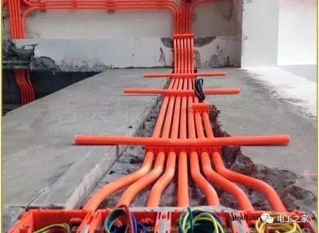 专业电工师傅解答：家装改水电线管走地好还是走顶好 