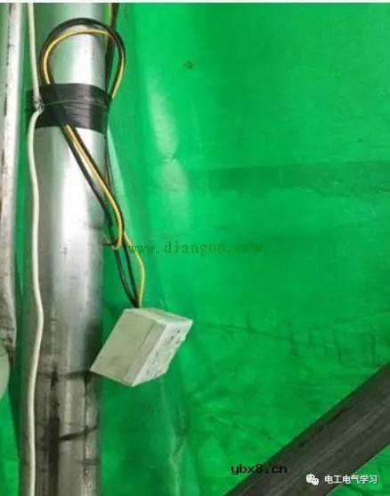 在拔用电插头过程中工友竟被触电倒地！一名工友触电事故的启示 