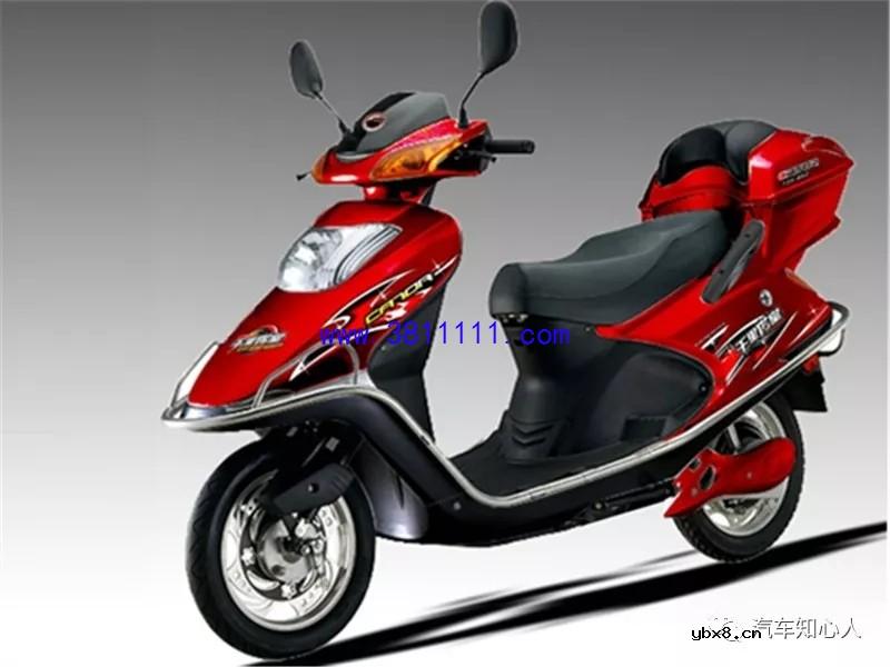 电动车大撑上的小轮子有何用？车主：轮胎没气了用它！ 