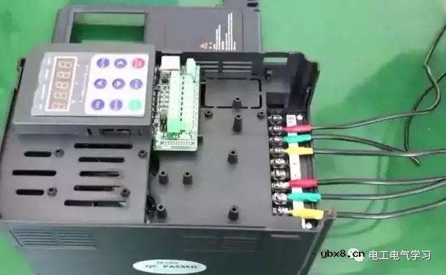 先从主电路与控制线路的接线开始学习变频器主电路的接线流程 