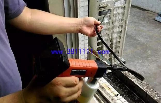 牛人嫌弃空调外机太脏，拿高压水枪冲洗，结果后悔死了 