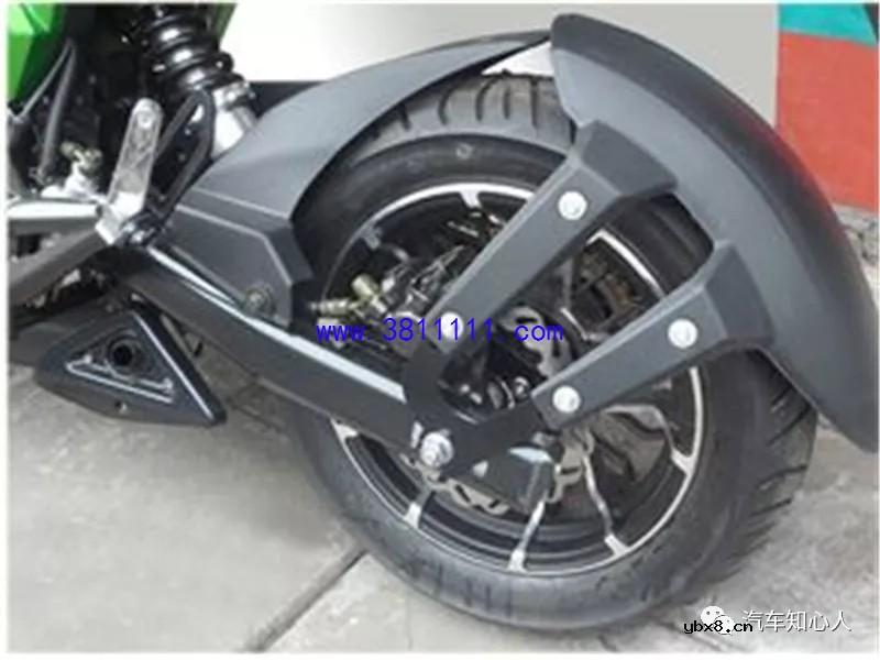 电动车大撑上的小轮子有何用？车主：轮胎没气了用它！ 