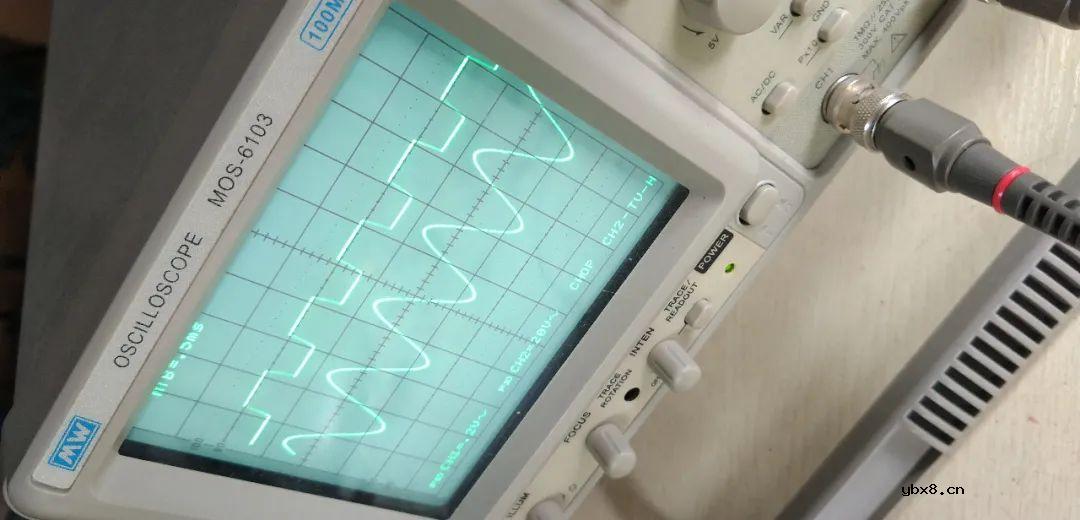 如何制作一种基于运算放大器的施密特触发器？